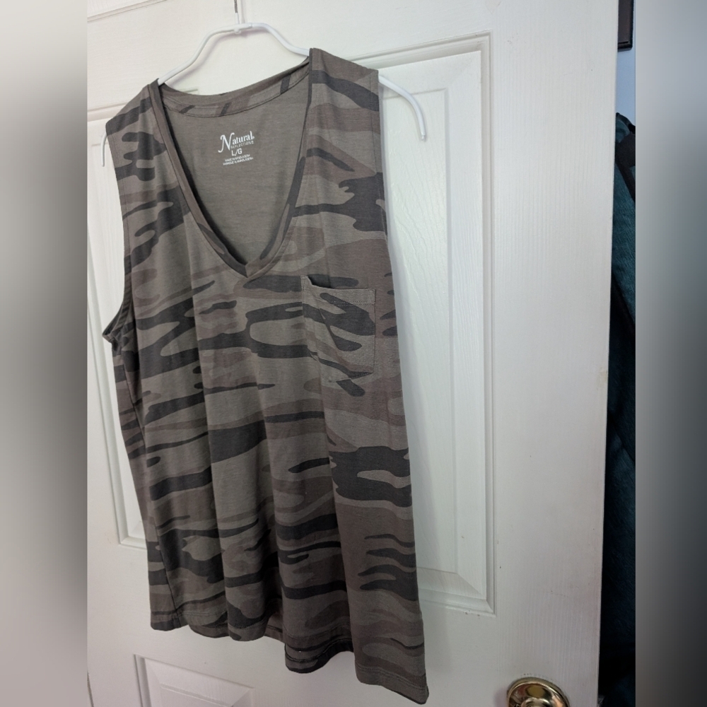 Natural Reflections Camo Green Sleeveless Top Size Large (EUC) - Picture 3 of 9